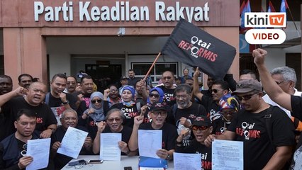 Descargar video: Otai Reformis hantar memo desak pecat Azmin dan pasukan