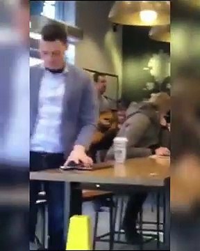 Cet homme a créé et chanté une chanson dans son lieu de travail pour annoncer sa démission.