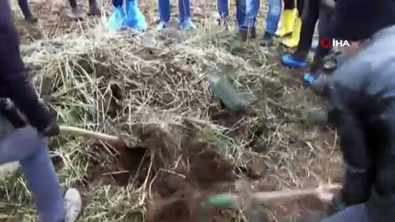 Diyarbakır’ın Kayapınar ilçesinde iki ayrı noktada araziye gizlenmiş vaziyette 271 kilo 475 gram patlayıcı madde, 8 adet el bombası, 12 adet el yapımı roket ile çok sayıda mühimmat ele geçirildi.