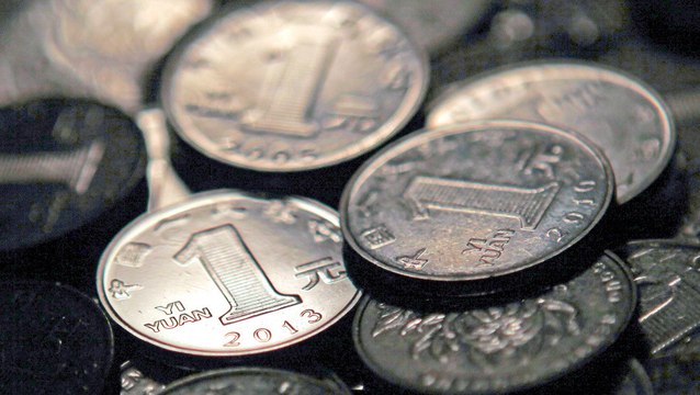 Esta mujer paga una multa con 140 kilos de monedas a modo de protesta ante una condena que cree injusta