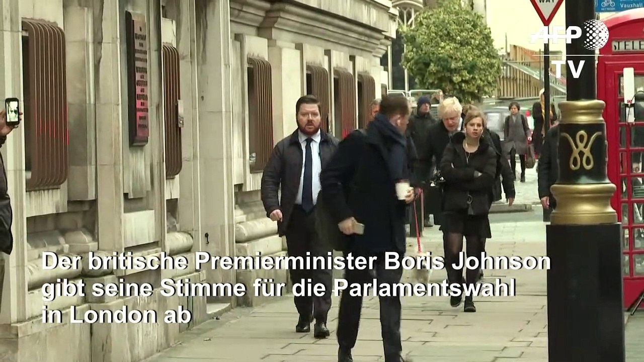 Boris Johnson geht mit seinem Hund wählen