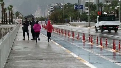 Kırmızı alarm kalktı, amatör balıkçılar dev dalgalarda balık tutmaya çıktı