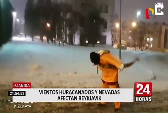 Vientos huracanados e intensas nevadas golpearon a la capital de Islandia
