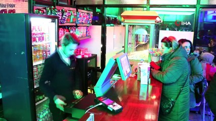 Üniversite öğrencileri harçlıklarını köylü kadınların ilk filmi için harcadılar