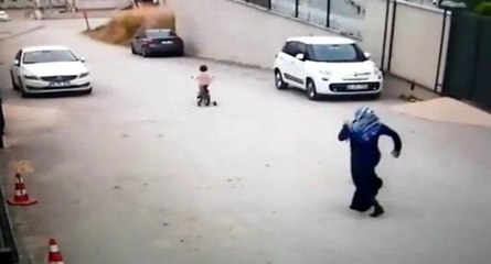Kızını kurtarmak için peşinden koşan annenin yüreği ağzına geldi