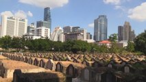 Los vivos y los muertos conviven en un cementerio encantado en Bangkok