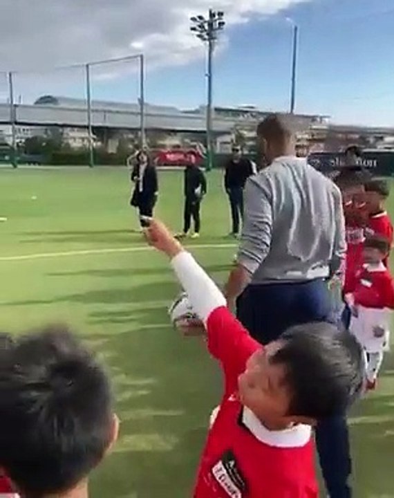 Tony Parker rentre un panier lointain... du pied