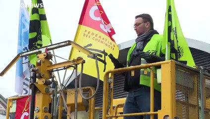 Γαλλία: Κλιμακώνουν τις κινητοποιήσεις τα συνδικάτα