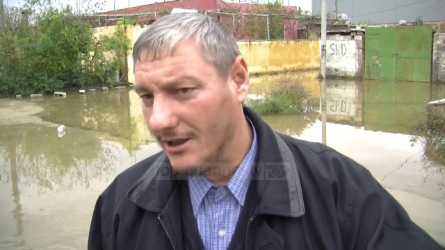 Rrugët që përmbyten në Durrës/ Në periferi situata bëhet kritike kur ka rreshje