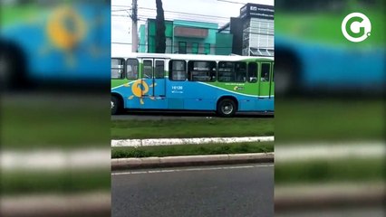 Video herunterladen: Trânsito congestionado após acidente entre ônibus e caminhão, na Serra