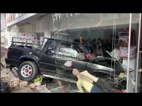 Report TV - Aksident në Sarandë, makina përfundon në dyqanin e rrobave, nuk ka të lënduar