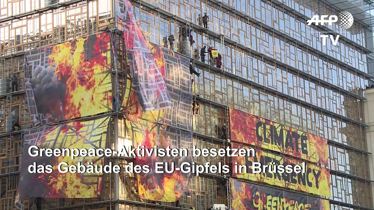 Greenpeace besetzt Fassade des EU-Gipfel-Gebäudes