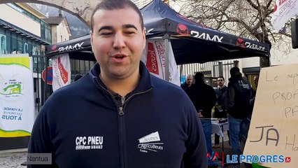 Opération barbecue menée par les Jeunes Agriculteurs du Haut-Bugey devant le collège Xavier-Bichat, à Nantua