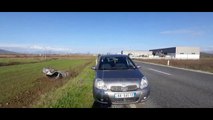 Aksident në aksin Lezhë-Shkodër, makina përfundon përmbys në arë