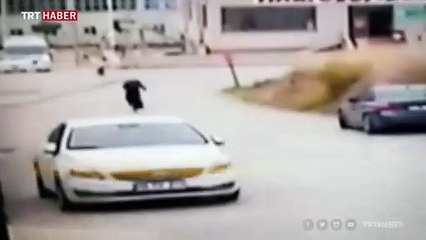 Yokuş aşağı bisikletle giden kızın hayatını servis şoförü kurtardı