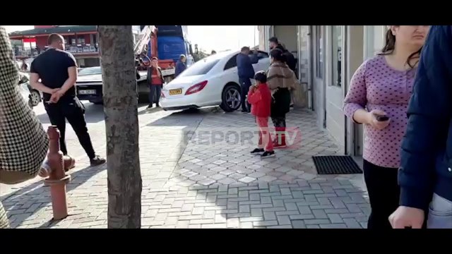 Report TV - Fushë-Krujë/ Shoferi humb drejtimin e makinës, përfundon në dyqanin e celularëve