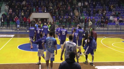 Video/ “Boks në basketboll”, basketbollisti i Tiranës dhunon albitrin