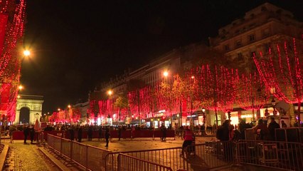 Paris- Ndizen në Champs-Elysees dritat e Krishtlindjeve