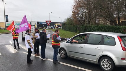 Tải video: Une centaine de manifestants distribuent des tracts aux automobilistes