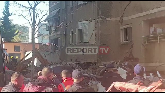 Fundoset një kat nën dhe pallati në Durrës, dy persona shpëtohen, dyshohet për të tjerë nën rrënoja