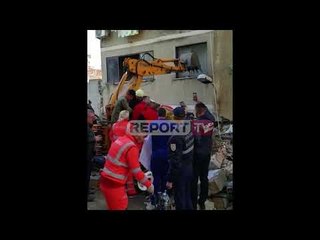 Pallati fundoset dy kate nën dhe/ Zjarrfikësit e Vlorës shpëtojnë gruan