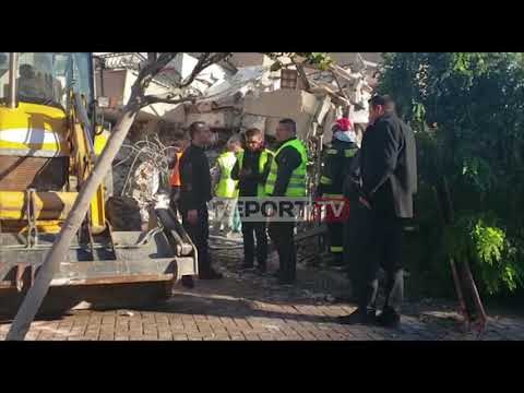 Shembet pallati 6-katësh në Durrës/ Nëna bashkë me vajzën e vdekur mbeten të bllokuara