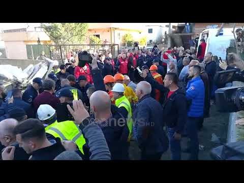 Ora News - Ky është momenti i shpëtimit të 16 vjeçarit nga rrënojat e vilës në ish-Kënetë