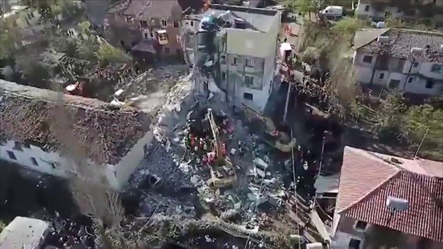 Ora News - Thumana e pare me dron: Si janë shkaterruar pallatet nga tërmeti, mes rrënojave ka njerëz