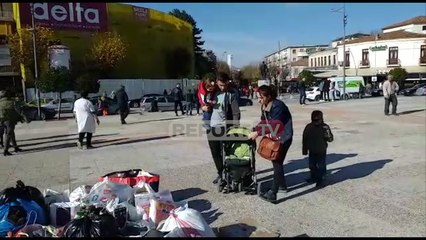 Korçë, nëna e re heq fëmijën e saj nga karroca për t'ia dhuruar të prekurve nga tërmeti