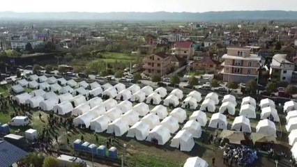 Pas tërmetit,çadrat zënë vendin e shtëpive. Pamjet me dron