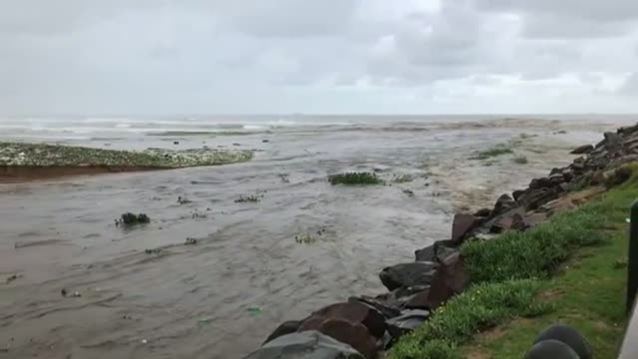 Montañas de plásticos se acumulan en las playas de Sudáfrica