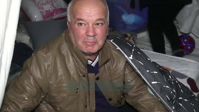 Ngrihen 70 çadra për familjet e prekura nga tërmeti - News, Lajme - Vizion Plus