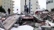 Ora News - Pas nxjerrjes së viktimës së fundit, mbi rrënojat e hotelit ngrihet flamuri shqiptar