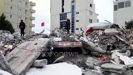 Tải video: Ora News - Pas nxjerrjes së viktimës së fundit, mbi rrënojat e hotelit ngrihet flamuri shqiptar