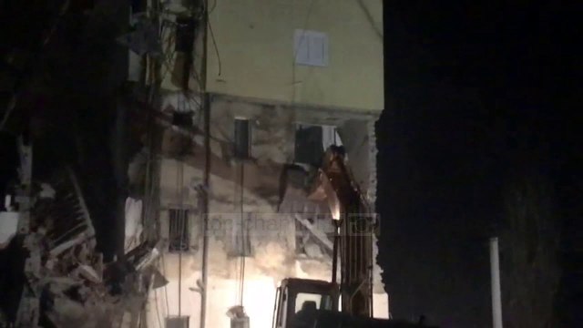 Thumanë/ Pas përfundimit të kërkim shpëtimit, nis shembja e pallateve