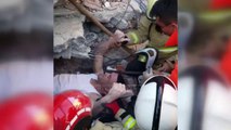 Momenti kur zjarrëfikësit nxjerrin të gjallë 33-vjeçarin nga rrënojat e hotelit në Durrës