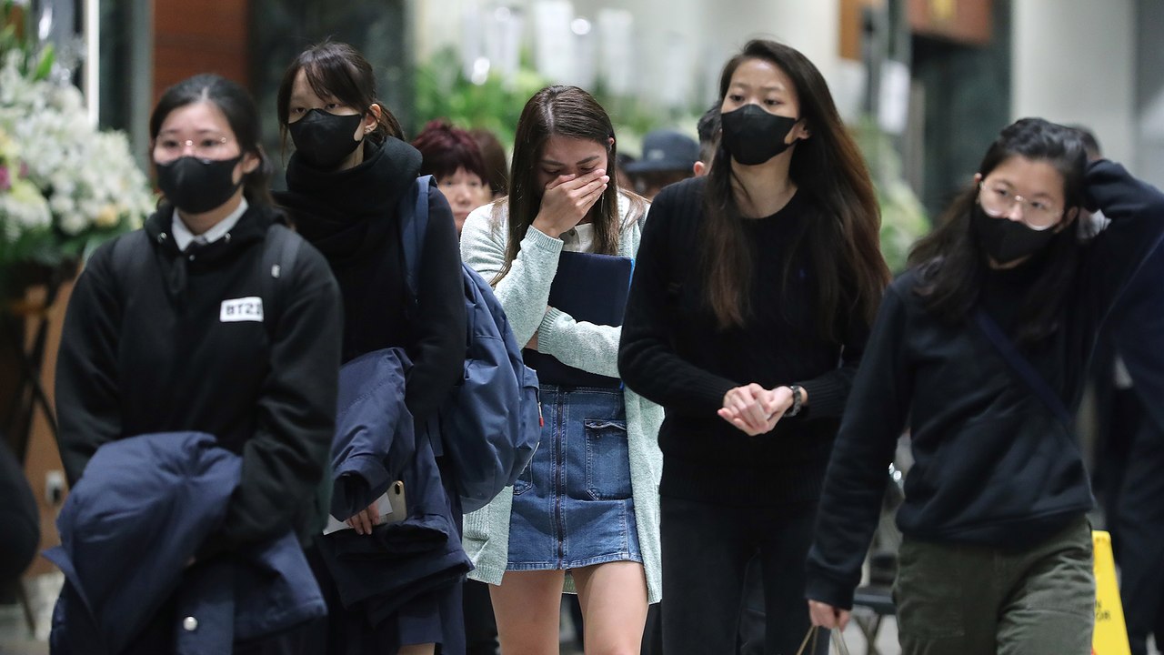 Thousands of Hongkongers pay homage to deceased...