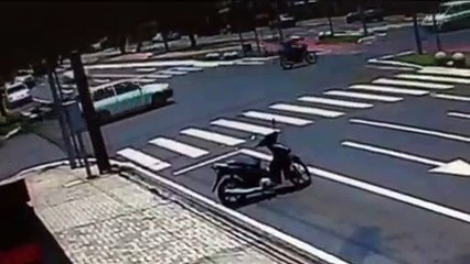 Câmera flagra forte batida na Barão do Rio Branco