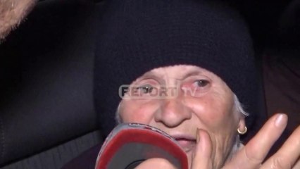 Banorët e Durresit flenë në makinë/ 75-vjeçarja: Në moshë të madhe jemi, por jeta t'u dhimbska