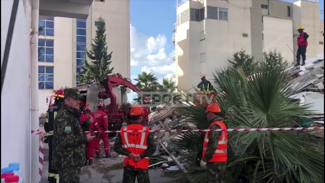 Report TV - Vijojnë kërkimet te 'Mira Mare' në Durrës, dyshohet për një person nën rrënoja