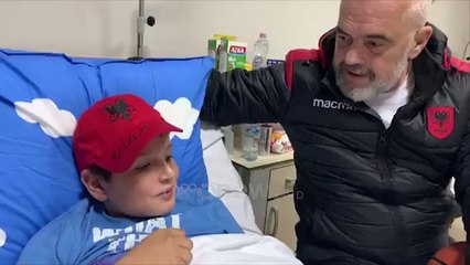 Ora News - Rama në dhomën e Alesios, vogëlushit që mbijetoi pasi u hodh nga kati i pestë i pallatit