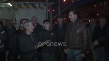 Ora News - Shkozet, babai shpërthen në lot para kreut të opozitës: Po tallen me ne!