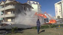 Report TV - Durrës, aksioni i IKMT, shembet gjysma e 'Vila Verde' vetëm pak metra larg fadromës