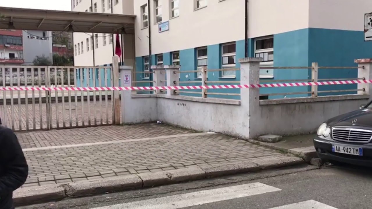 Ora News - U dëmtua nga tërmeti, i vendoset shiriti shkollës "Ramazan Jarani" në Tiranë