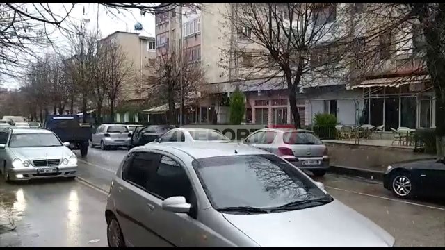 Report TV - Ulen temperaturat, fillojnë reshjet e para të borës në qytetin e Kukës