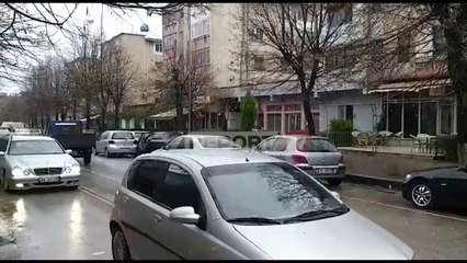 Report TV - Ulen temperaturat, fillojnë reshjet e para të borës në qytetin e Kukës