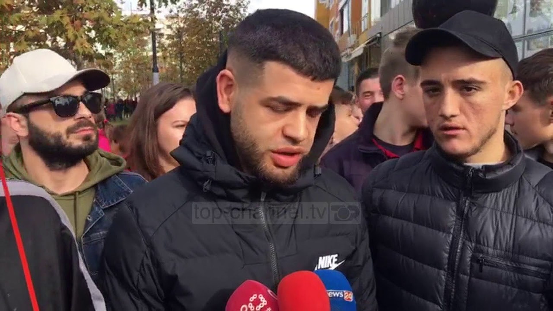 ⁣Fier/ Ndizen qirinj për viktimat e tërmetit, në tubim edhe Noizy