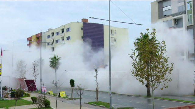 Si tritoli “zhduk” në pak sekonda pallatin 6-katësh