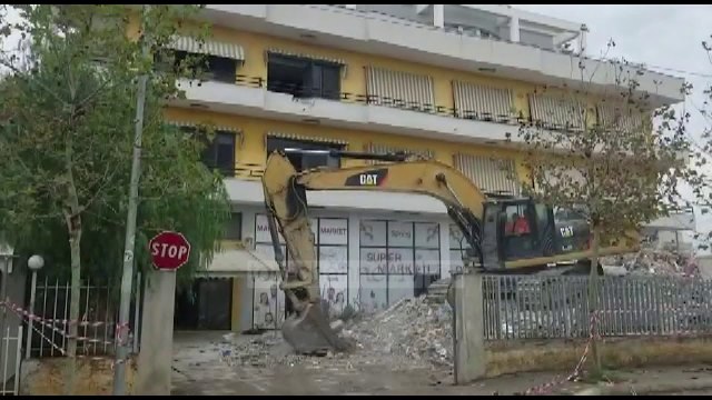 Durrës/ Gati për shembjen e godinës së radhës