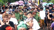 Endonezya'da geleneksel Topat Savaşları Festivali - NUSA TENGGARA